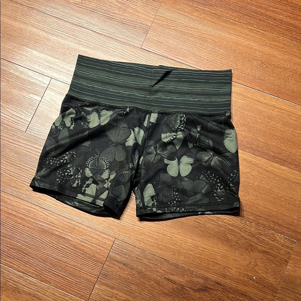 Lululemon So Fly Butterfly Camo short 4", green & black pattern, size 10.